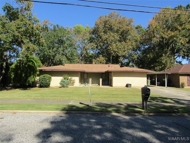 ranch-style house featuring a front yard