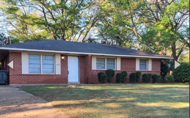 ranch-style home with a front yard