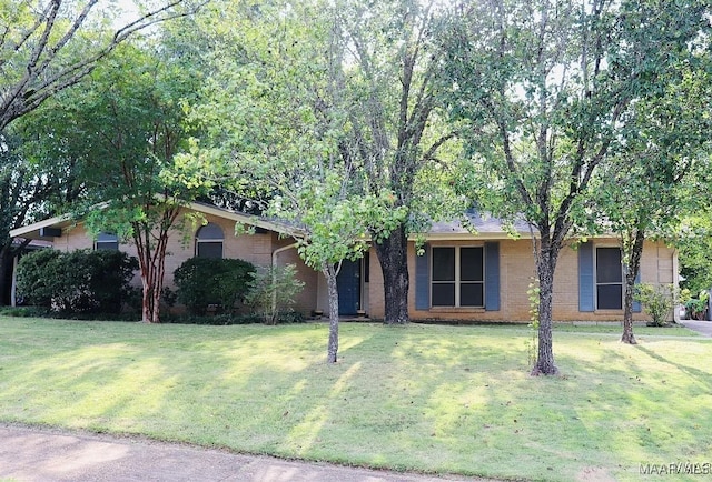 single story home with a front yard