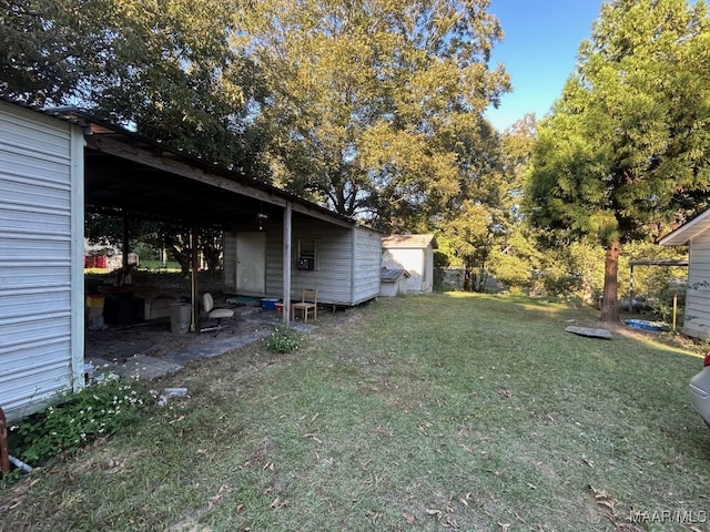 view of yard featuring a shed