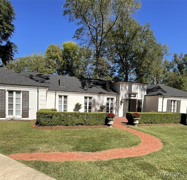 view of front facade featuring a front yard