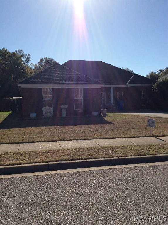 ranch-style house featuring a front yard