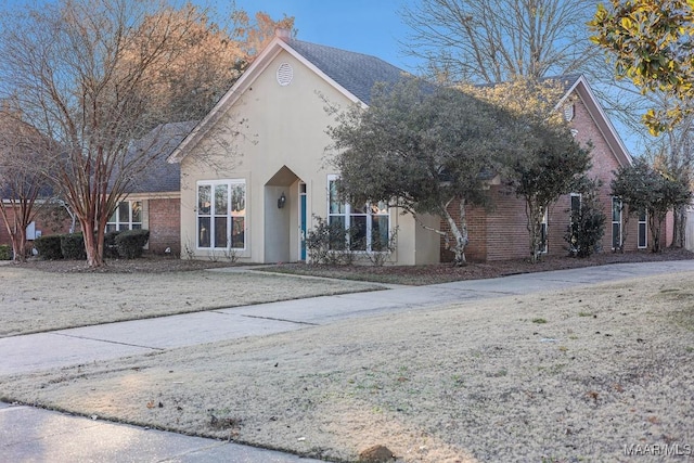 view of front facade featuring a front lawn