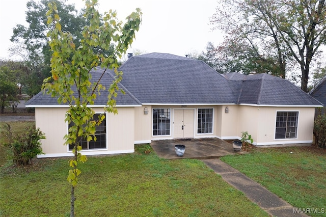 single story home featuring a front yard