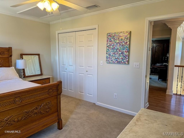 bedroom with crown molding, a closet, visible vents, and baseboards