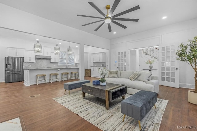 living room with baseboards, visible vents, recessed lighting, wood finished floors, and ceiling fan