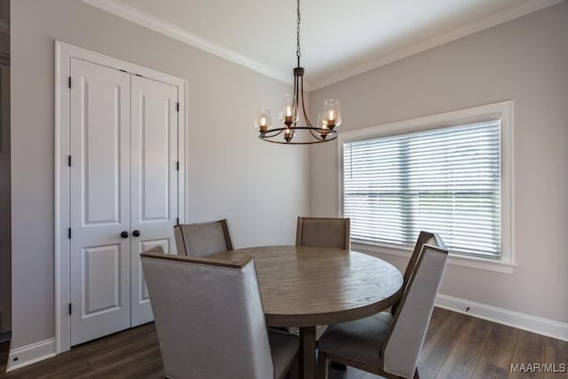 dining space featuring crown molding, dark hardwood / wood-style floors, and an inviting chandelier