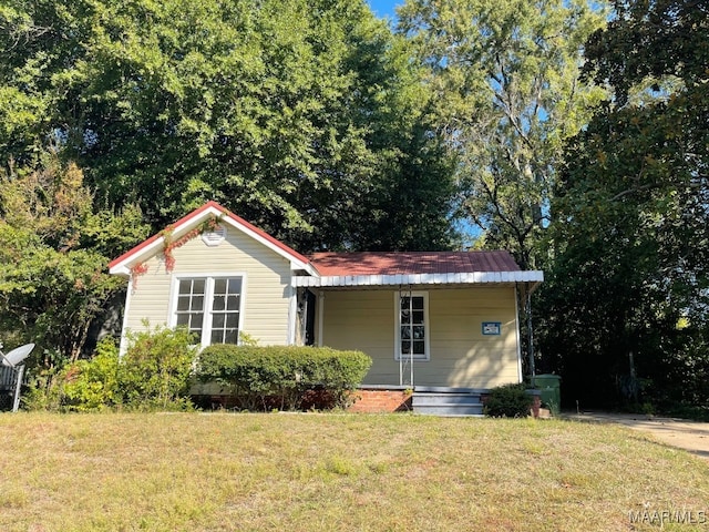 view of front of home featuring a front lawn