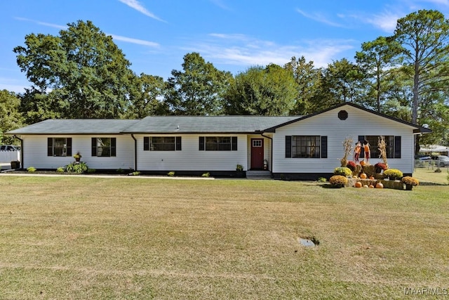 ranch-style home featuring a front lawn