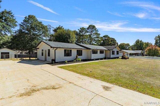 single story home with a front yard