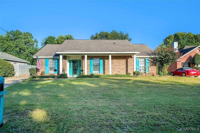 view of front of property featuring a front lawn