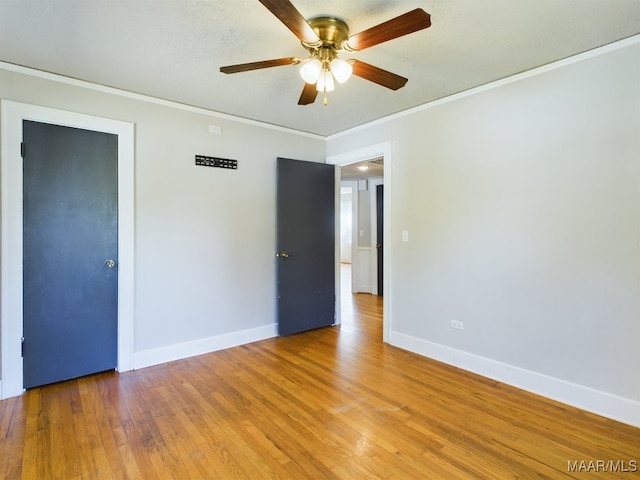 spare room featuring ornamental molding, a textured ceiling, light hardwood / wood-style floors, and ceiling fan