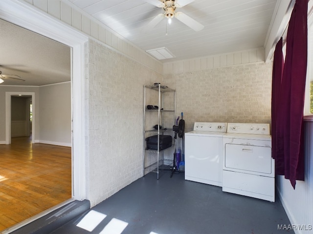 laundry room featuring washing machine and dryer, dark hardwood / wood-style floors, and ceiling fan