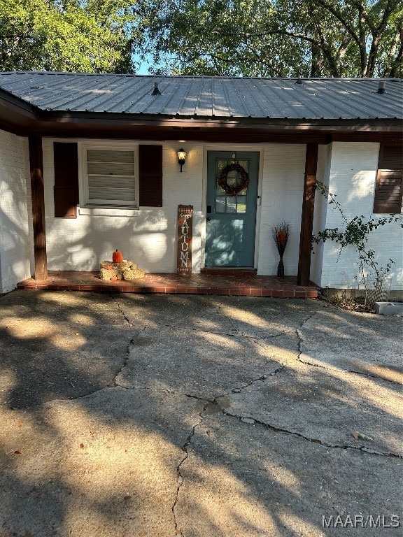 entrance to property with covered porch