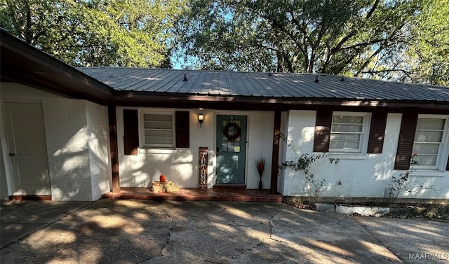 view of front of home with covered porch