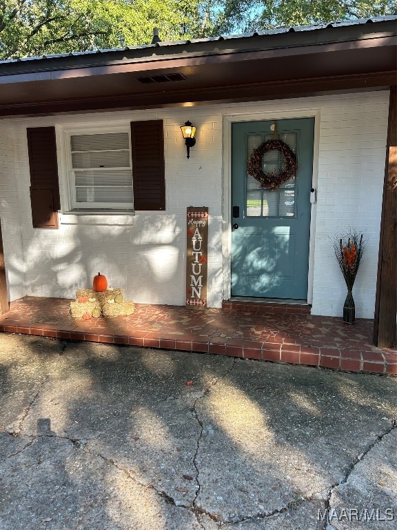 doorway to property featuring covered porch