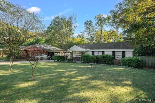 single story home with a front lawn