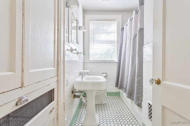 bathroom featuring tile walls