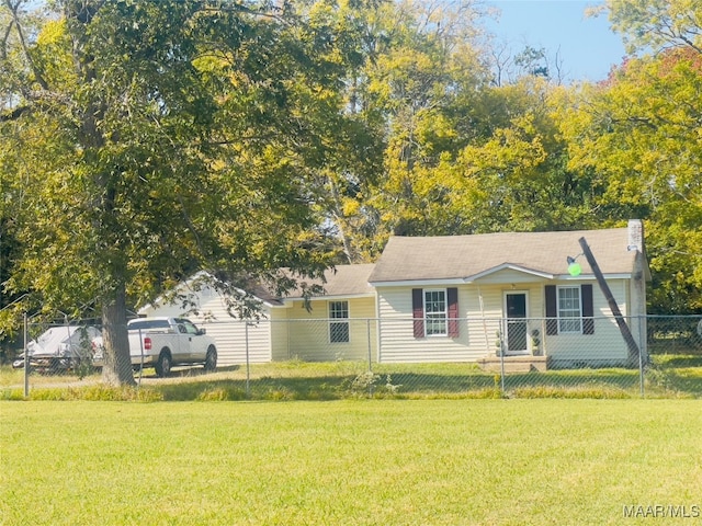 view of front of home featuring a front yard