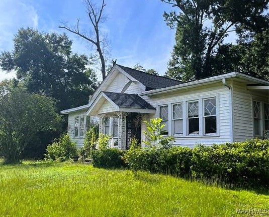 view of front of property with a front yard