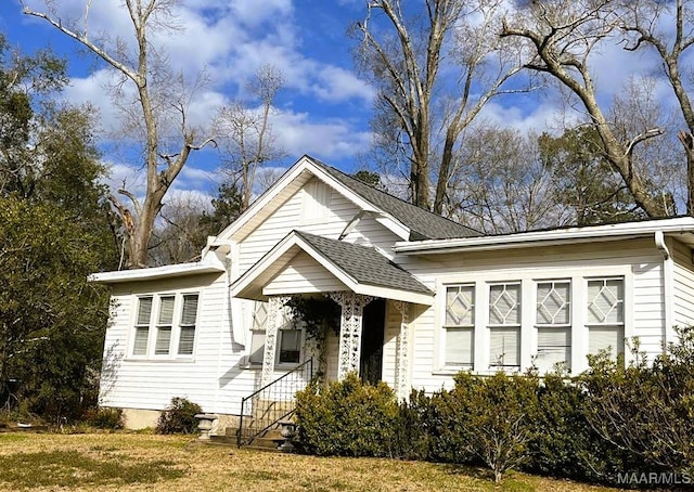 view of front facade featuring a front lawn