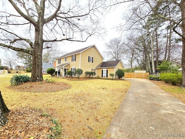 view of front facade with fence and a front lawn