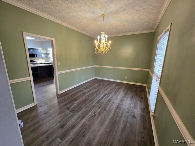 empty room featuring dark wood-style floors, ornamental molding, a textured ceiling, and an inviting chandelier