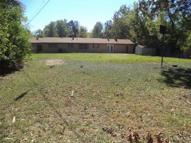 view of yard featuring a shed