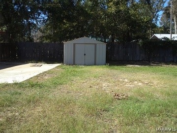 view of yard with a storage shed