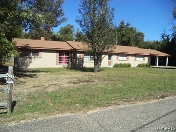 single story home with a front lawn