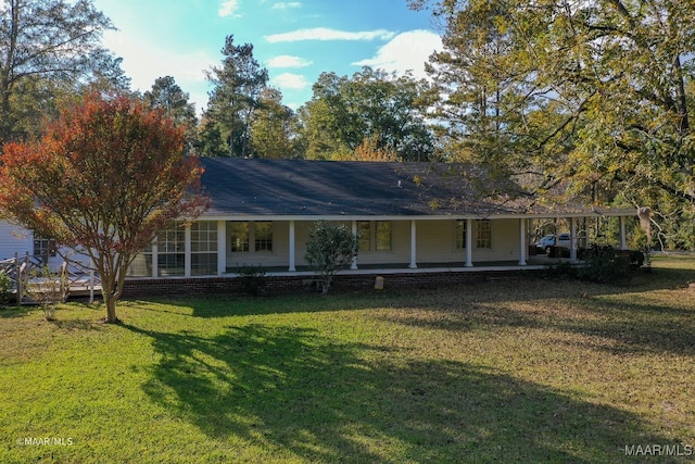 view of front facade featuring a front yard