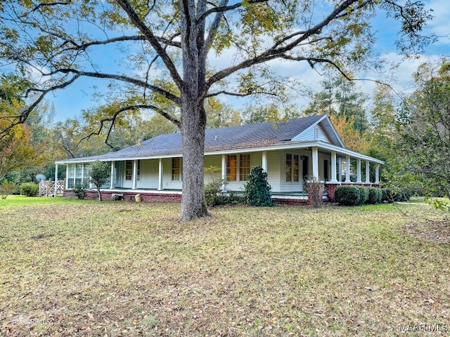 view of front of home featuring a front lawn