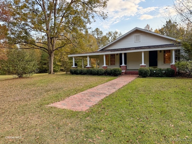 view of front of property featuring a front lawn