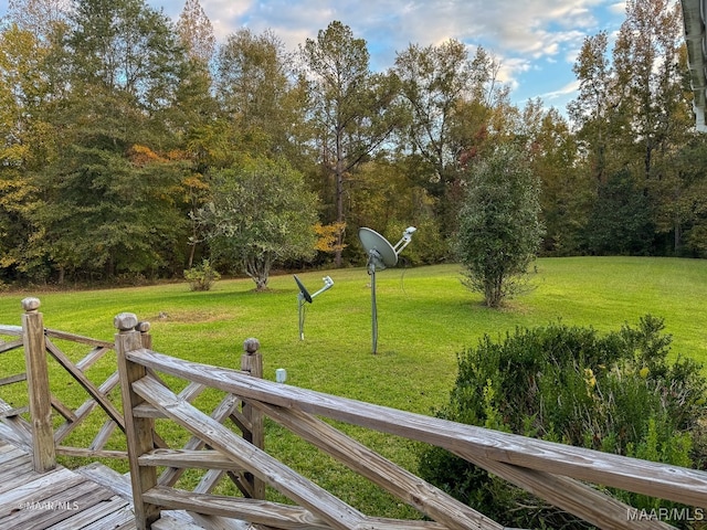 view of property's community featuring a lawn