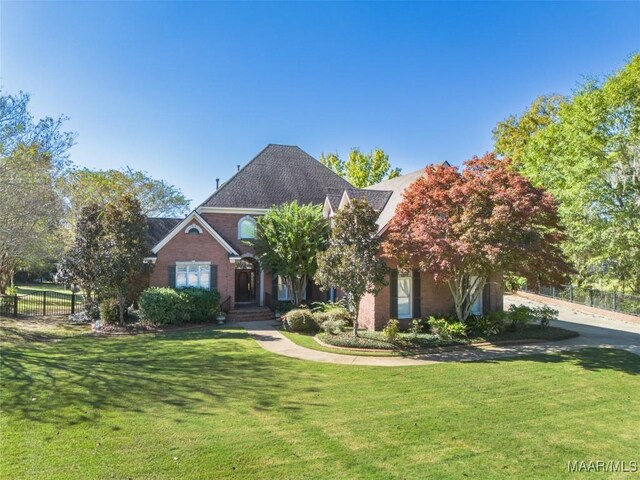 view of front of home featuring a front yard