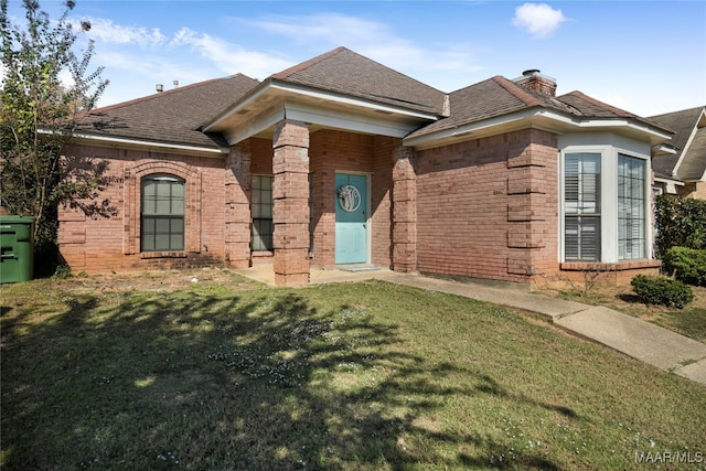 view of front of property with a front lawn