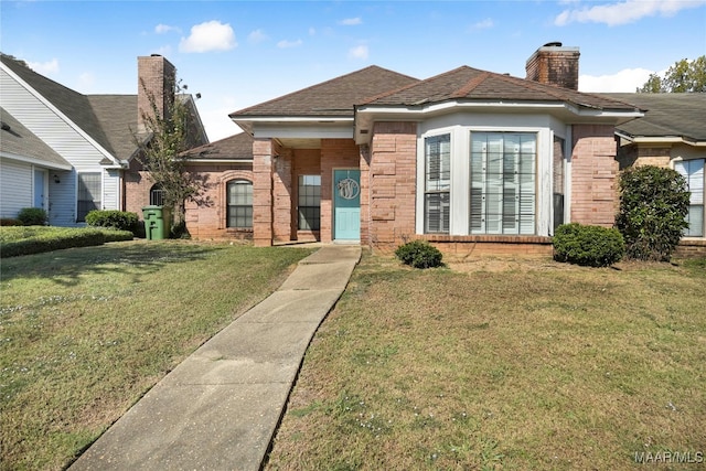 view of front of property featuring a front lawn