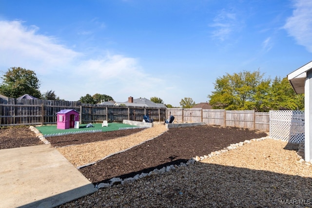 view of yard with a storage unit