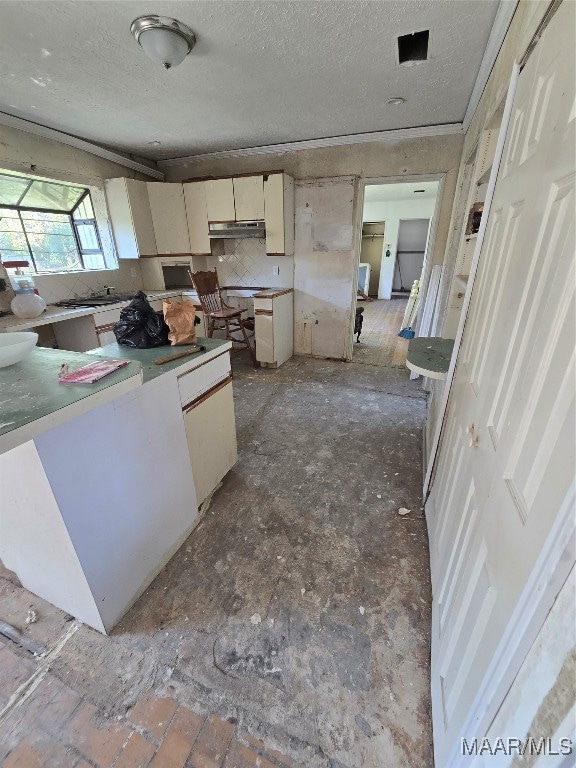 kitchen featuring cream cabinetry