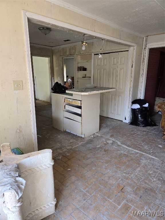 kitchen with crown molding