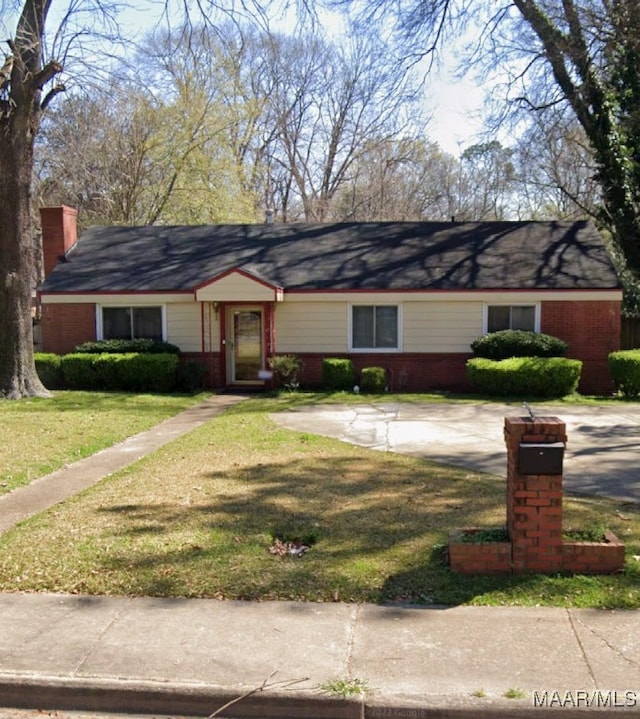 ranch-style house featuring a front lawn