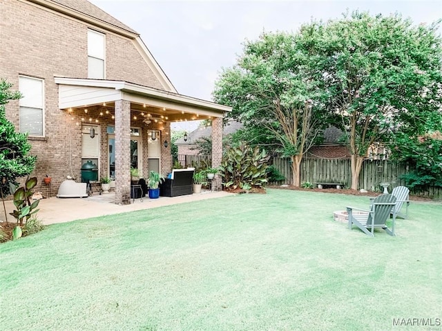 view of yard featuring a patio