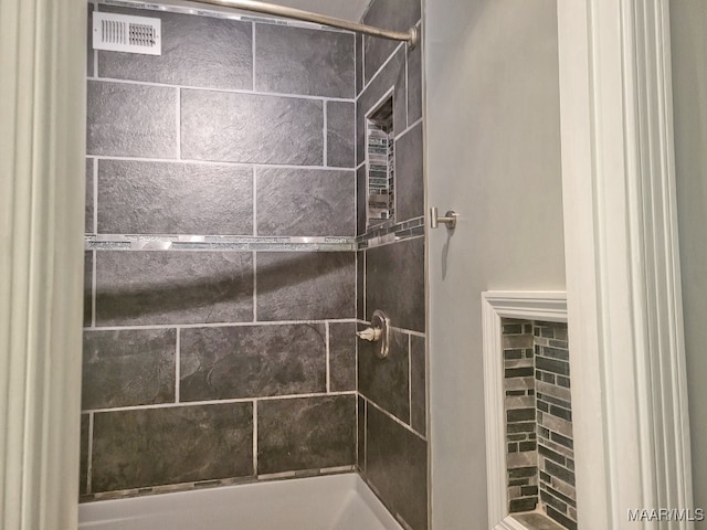 bathroom featuring a tile shower