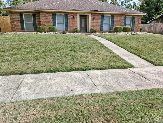 ranch-style home featuring a front lawn