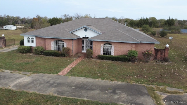 single story home featuring a front yard