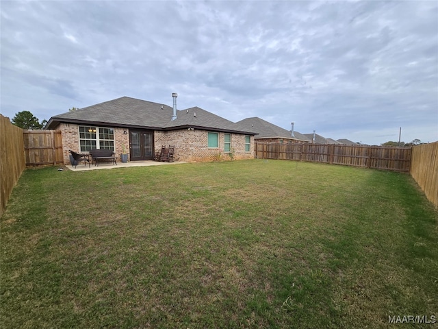 view of yard featuring a patio