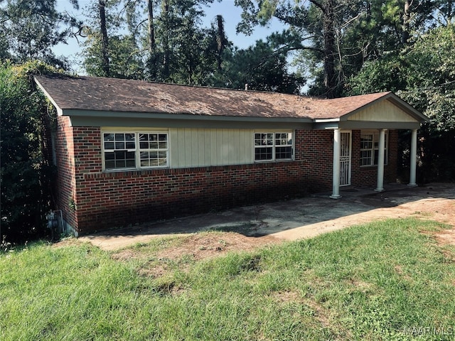 ranch-style home with a front lawn