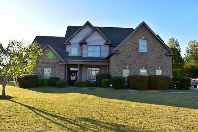 view of front of house featuring a front lawn