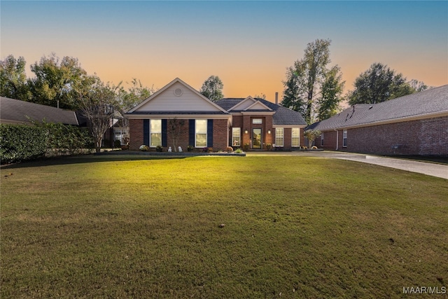 view of front facade featuring a lawn