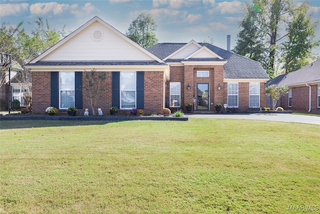 view of front facade featuring a front lawn